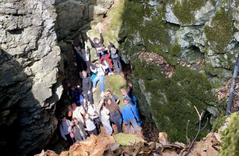 Spannende Wanderung: Dettinger Höllenlöcher – Sonnenfelsen – Calwerbühl